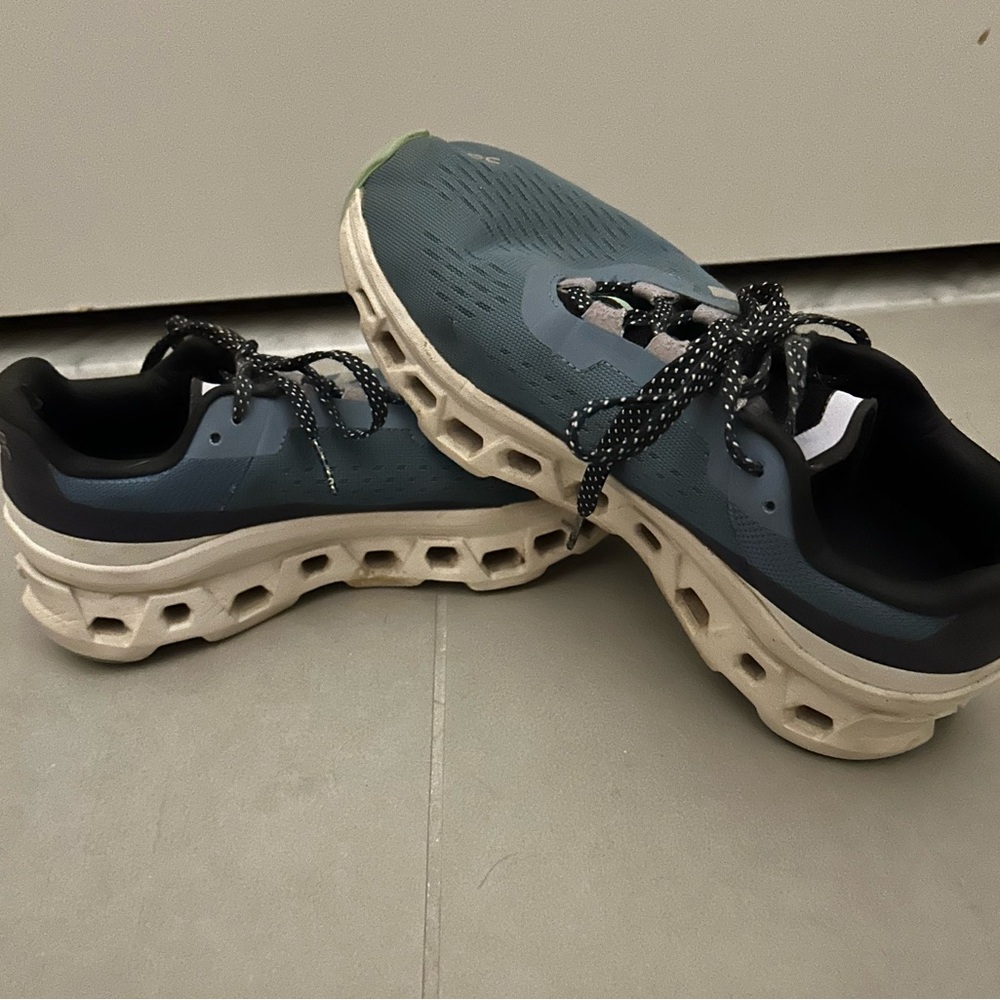 On Cloud Monster sneakers